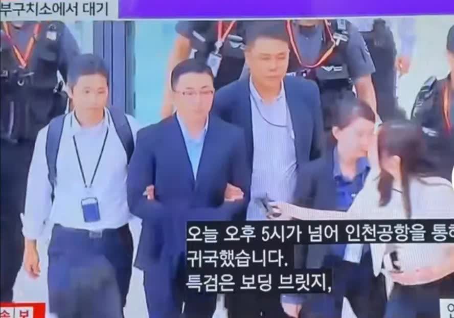 金建希的管家金艺成一下飞机就直接被逮捕了，从画面来看，金艺成的手上放着一件衣服，