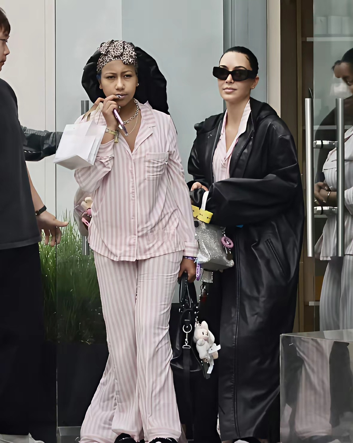 金·卡戴珊带着11岁女儿去做美容。没错，这个女儿North才11岁。只能说西方人
