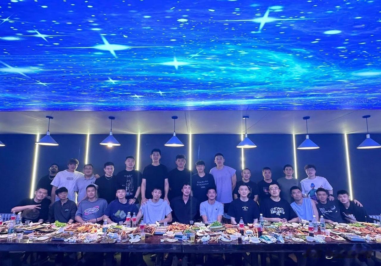 辽篮球迷看到这种图片，就应该明白许多。其实辽宁队内部关系还是很和睦的，大部分球员