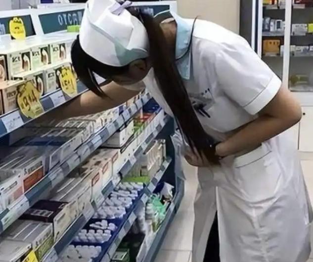 湖北，一男子到药店买药，见女店员漂亮，便趁她弯腰取药时，摸了一把她的臀部，女店员