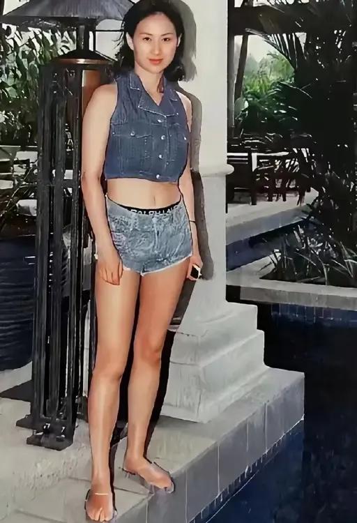 年轻时的何超琼貌美如花，身材也超级棒。她是个美貌与智慧并存的女人。至今单身的