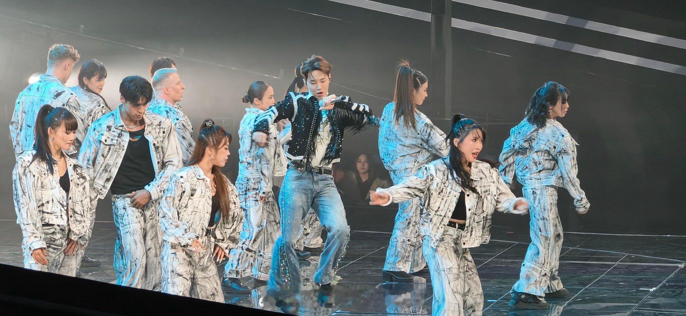 幕后导播夸Henry全程专业刚下飞机就投入彩排，跟着斯坦尼康摄影师一遍遍打磨走