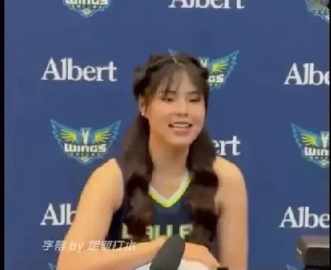 李月汝这回不是单纯来露个脸，直接把自家那只白梗也带上了，现场一亮相，球...