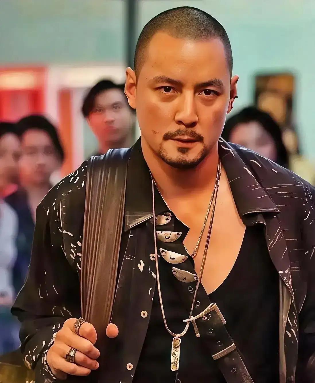 吴彦祖拍摄郑保瑞执导新片《九龙城寨之终章》的片场路透曝光，全新寸头造型瞬间引爆全