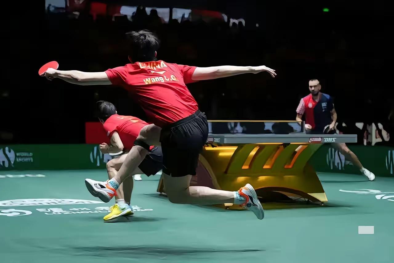 又被莎莎和大头的丝华默契惊艳到。他们说，年少不能遇见太惊艳的人，否则余生皆是意难