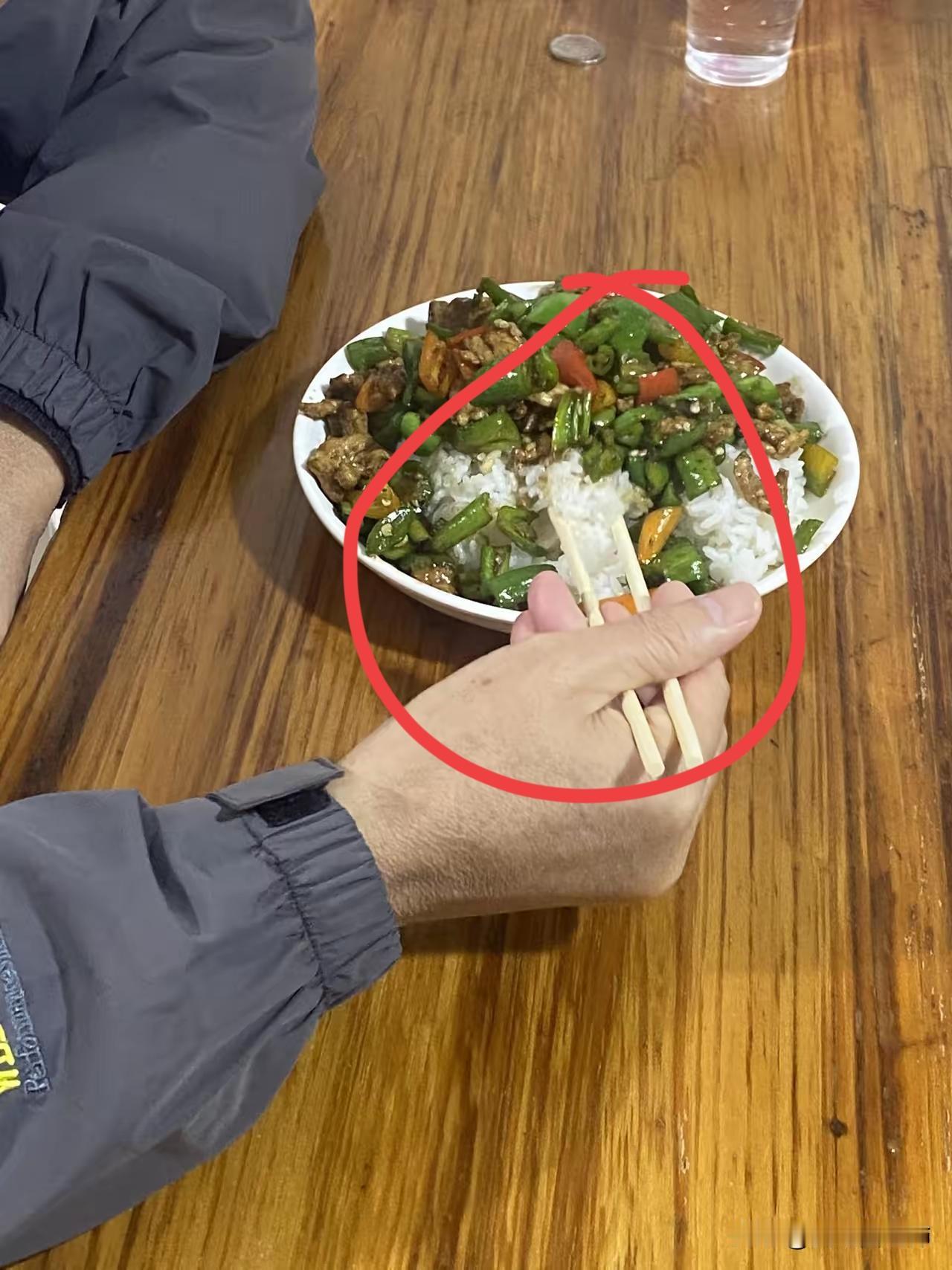 “善良给对人，真的会暖到骨子里！”下公交时被60多岁大叔搭话，戴着耳机还以为是