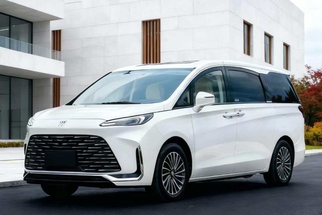 别克GL810月销量3998辆，别克GL811月销量3720辆，别克GL