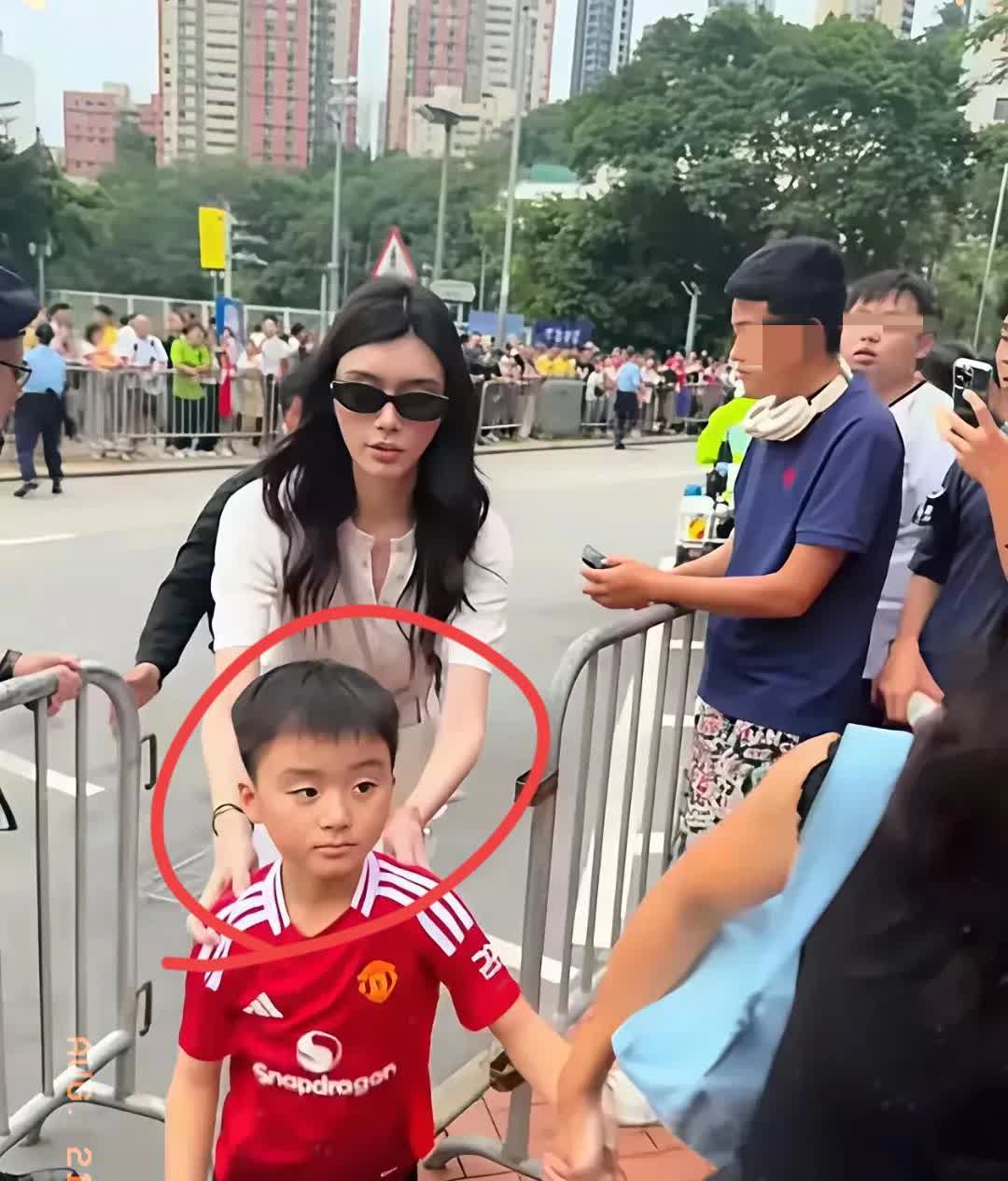 艾玛！这传说中的赌王四房长孙一露面，真是把“颜值遗传”这事儿聊透了果