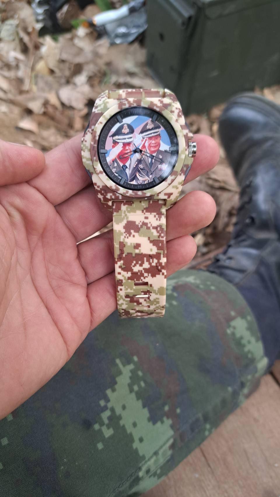 泰国军队缴获的柬埔寨军队手表和水壶，武器是21世纪的，组织是19世纪的，而士兵的