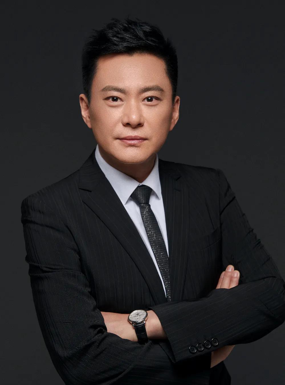 国家大剧院的后台炸开了锅！"五十周年纪念巡演"几个字在化妆间刺眼的灯光下显得格