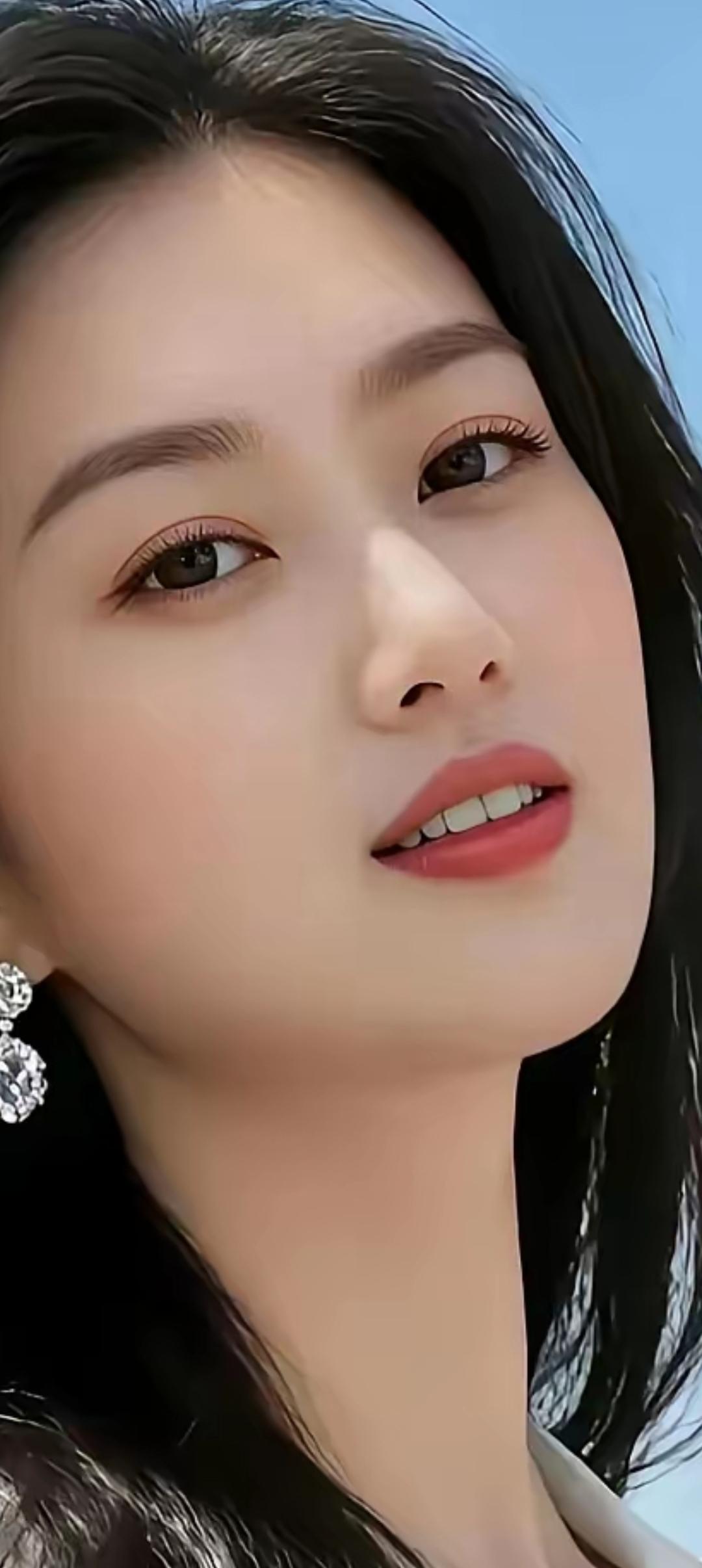 温柔甜美的笑容，闪耀的耳环，清新自然的妆容，阳光下的美丽瞬间。