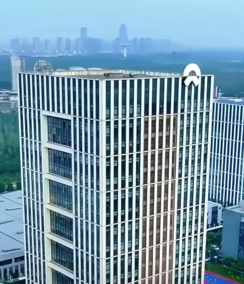 你说蔚来怎么倒？1、蔚来不仅是造车企业，也是能源企业，东方不亮西方亮，人家还是