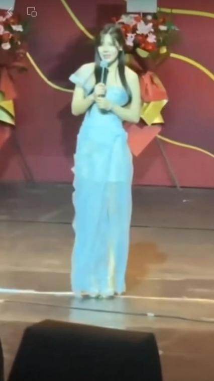 德云社闹笑话了！报幕员把传统相声《偷斧子》念成《偷爷子》。这突发事件迅速在网