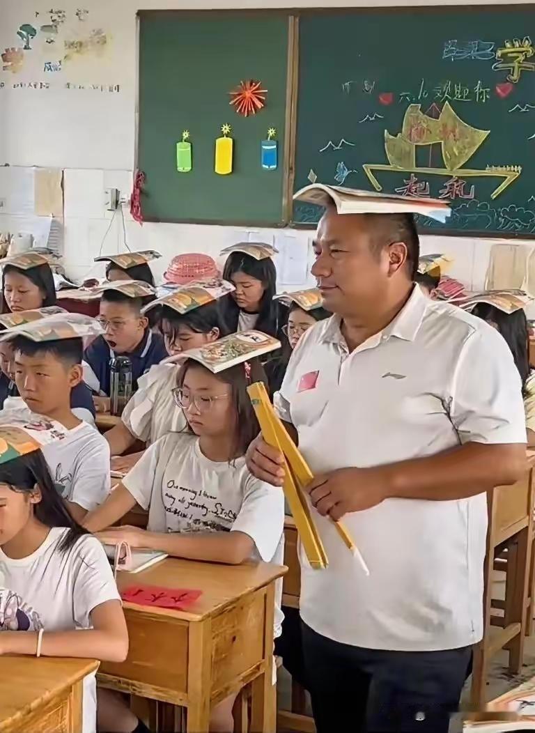 这才是最好的的教育，为老师点赞[赞]一名中年老师，头顶一本书走进教室。站上讲台