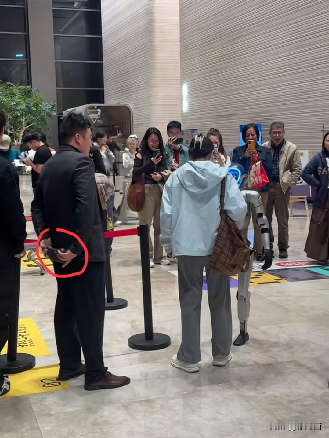 原来机器人是需要人遥控的。现场有太多外国人在拍照,都不能直接拿出遥控器操控,估计