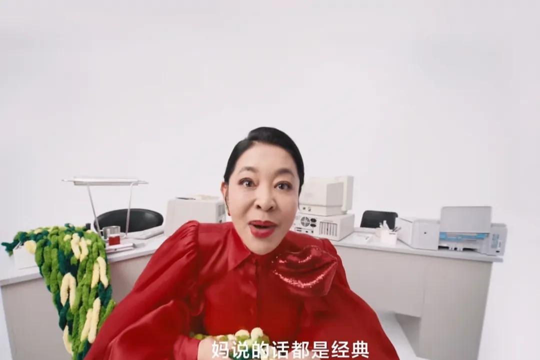 倪萍老师这张脸太叫人意外了！是镜头的原因吧？这张脸看着叫人心生害怕，下巴尖的如蛇