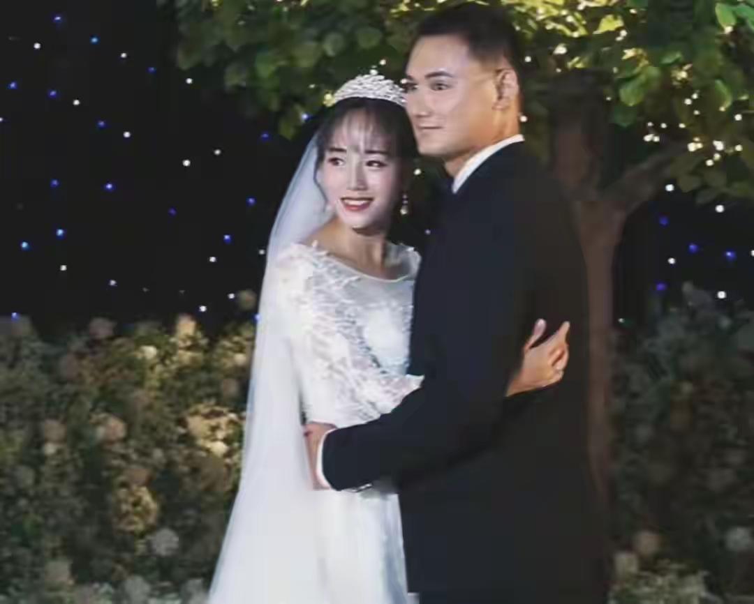就算小妹儿现在说小二娃这也不是那也不对，老粉丝都知道小二娃曾经很用心爱过她的。