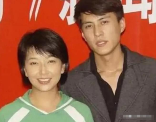 2006年，30岁的靳东爱上了39岁的江珊，江珊半推半就地说：“我结过婚，生过娃
