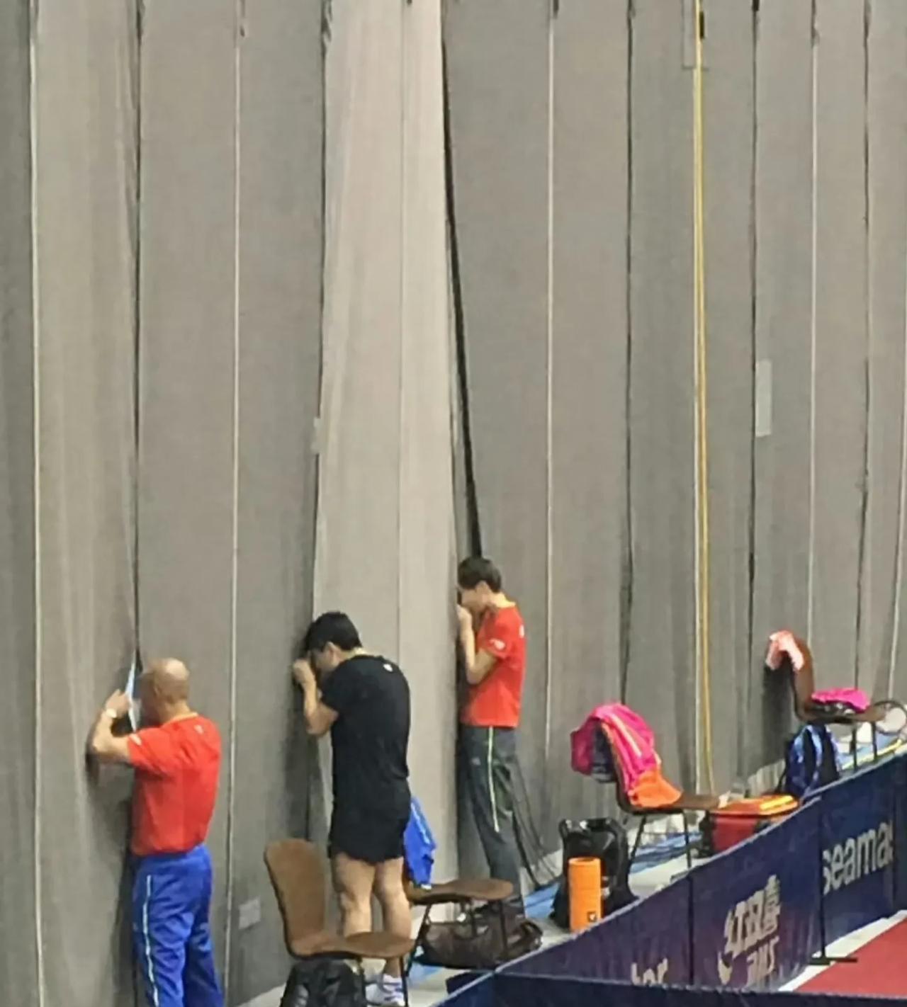 这是多年前国乒教练队员观看比赛时的几个特殊画面。图中的光头、方博、曼昱三人在休