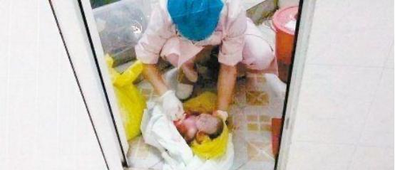 2011年，佛山一婴儿刚出生就被护士判为死婴，装进袋子便丢进了厕所角落，当孩子