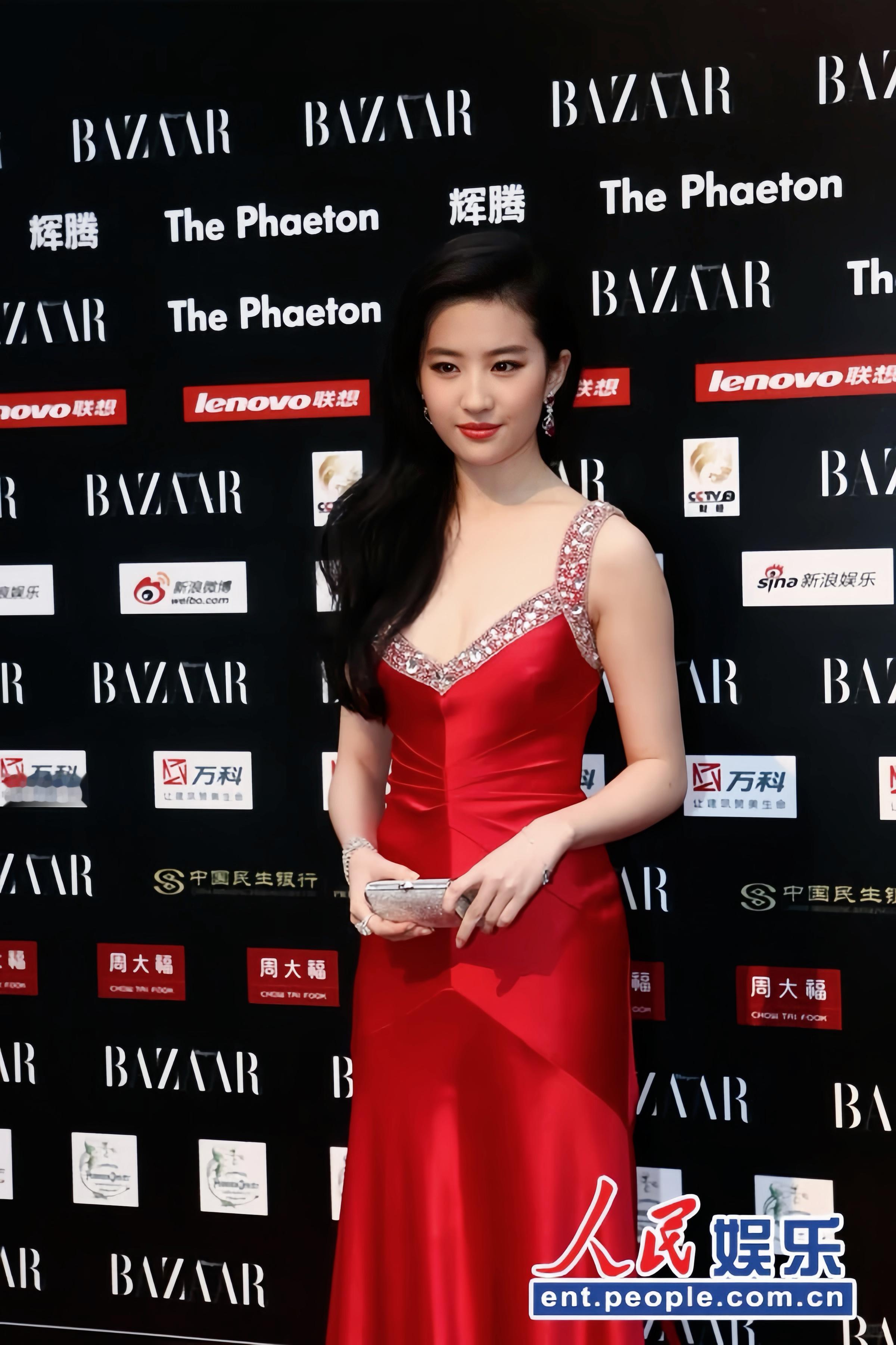 2012参加慈善芭莎的刘亦菲​​​