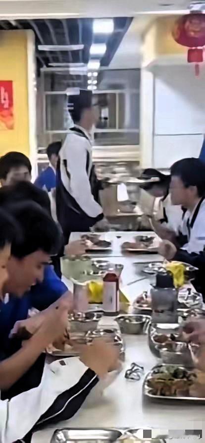 前几天刷到这条新闻，真的瞬间破防！南京理工大学这波操作，才是教育该有的样子。