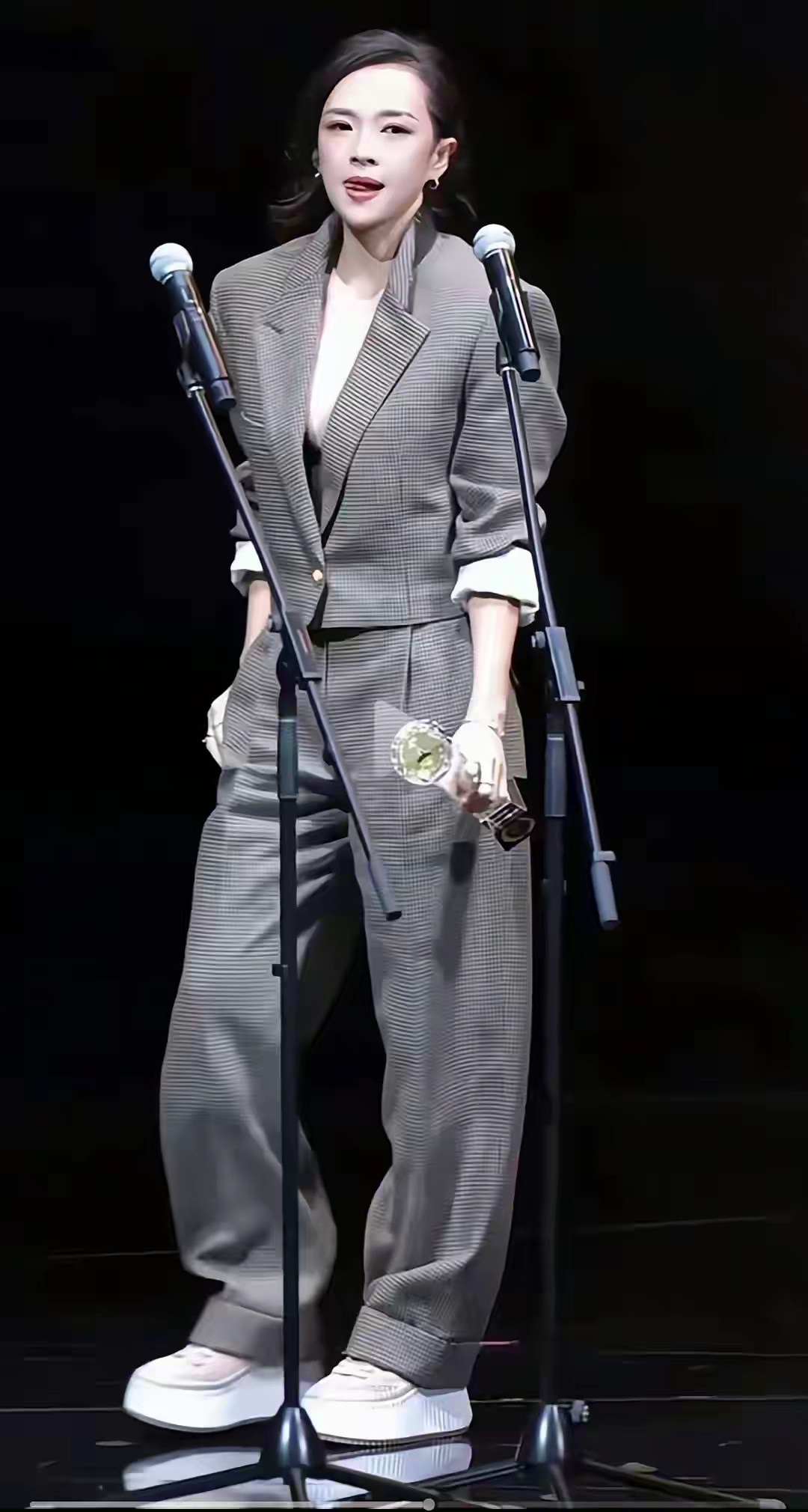 她为啥总伸舌头啊时不时的卷一下舌头，好像都成她个人风格了。