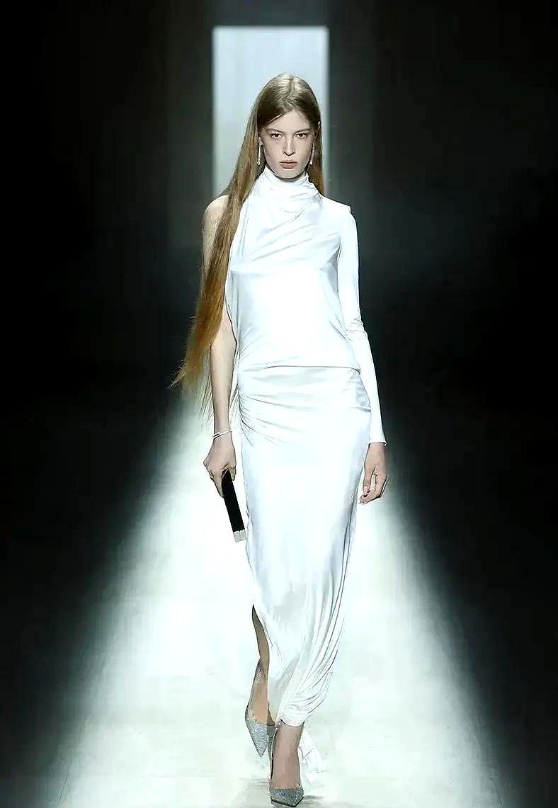 你敢信吗，有人把马斯克那三万亿家产像扔臭袜子一样甩在门外。干这事的不是商业死敌，