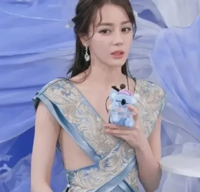 热巴这裙子是设计的，还是坏了？[惊恐][惊恐][惊恐]
