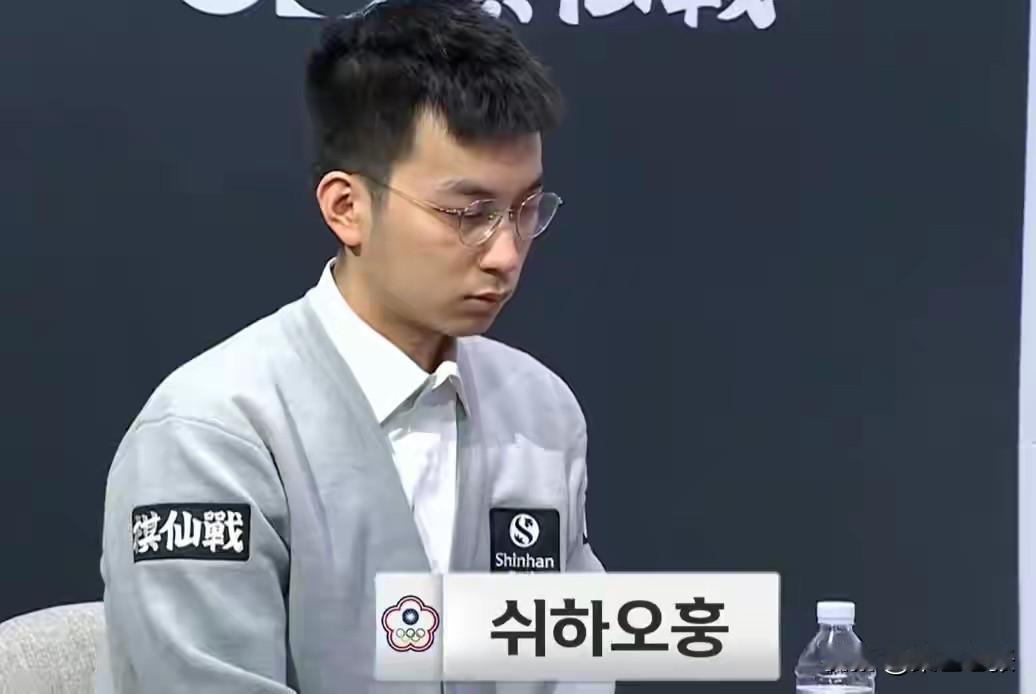 12月24日，首届新韩银行杯世界围棋棋仙战32强首日激战，中韩对抗战况激烈。上午