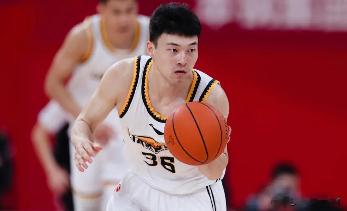 鄢手骐收到建议。辽宁男篮对阵青岛男篮的关键时刻，大空位的鄢手骐却送出三不沾的三