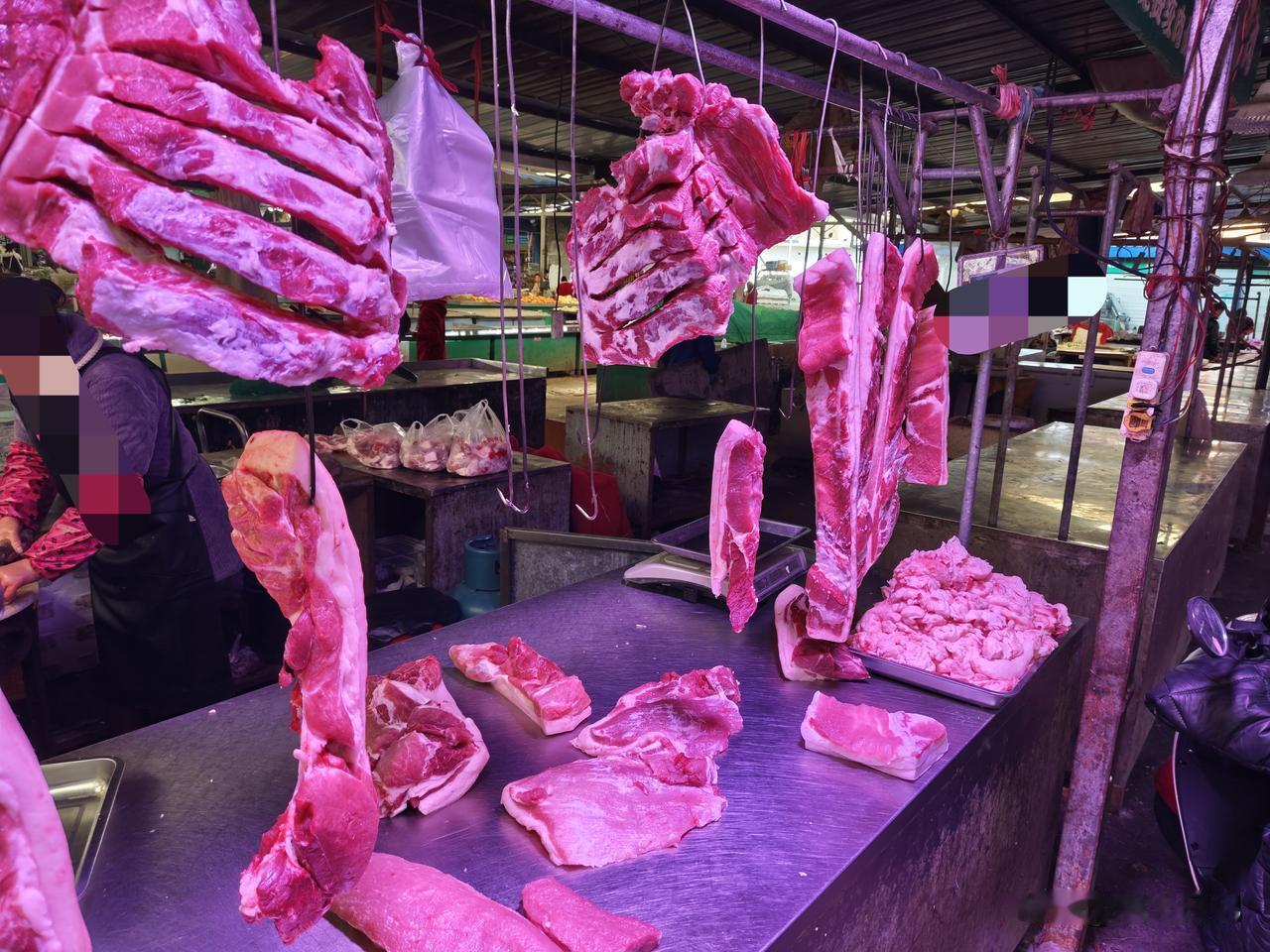 有没有知道到底怎么辨别是不是母猪肉今天去菜市场买菜，买了十斤肉，颜色比较鲜红