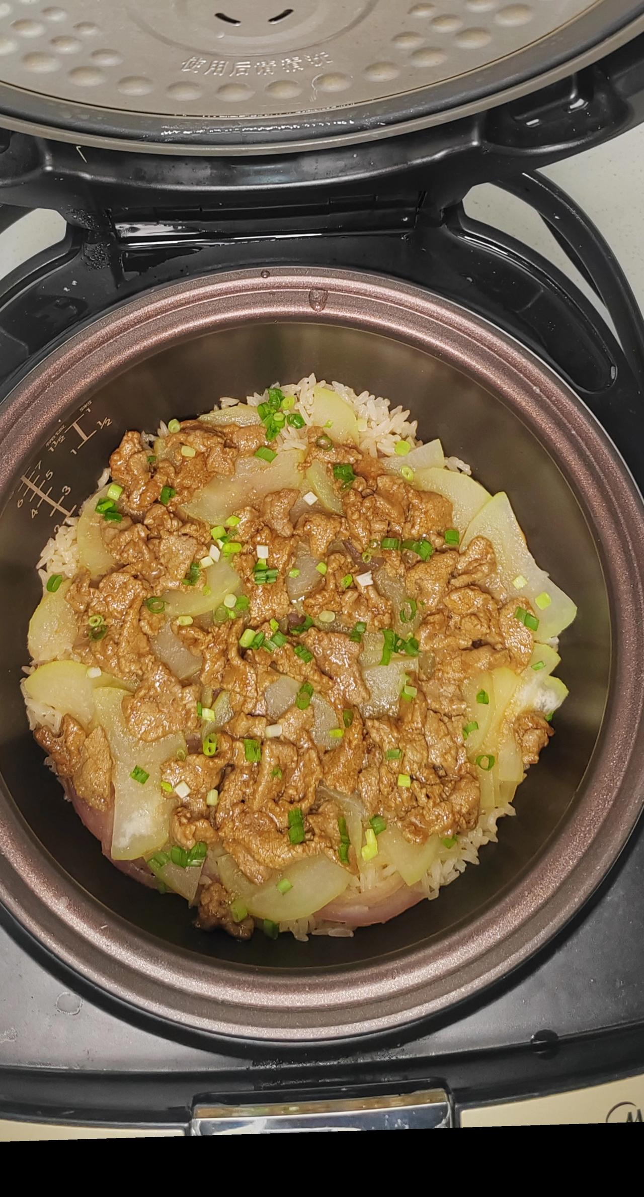 用电饭锅做低卡减脂餐？🍚电饭煲版葱香牛肉饭，简单到不敢信！牛肉提前用生抽、胡椒