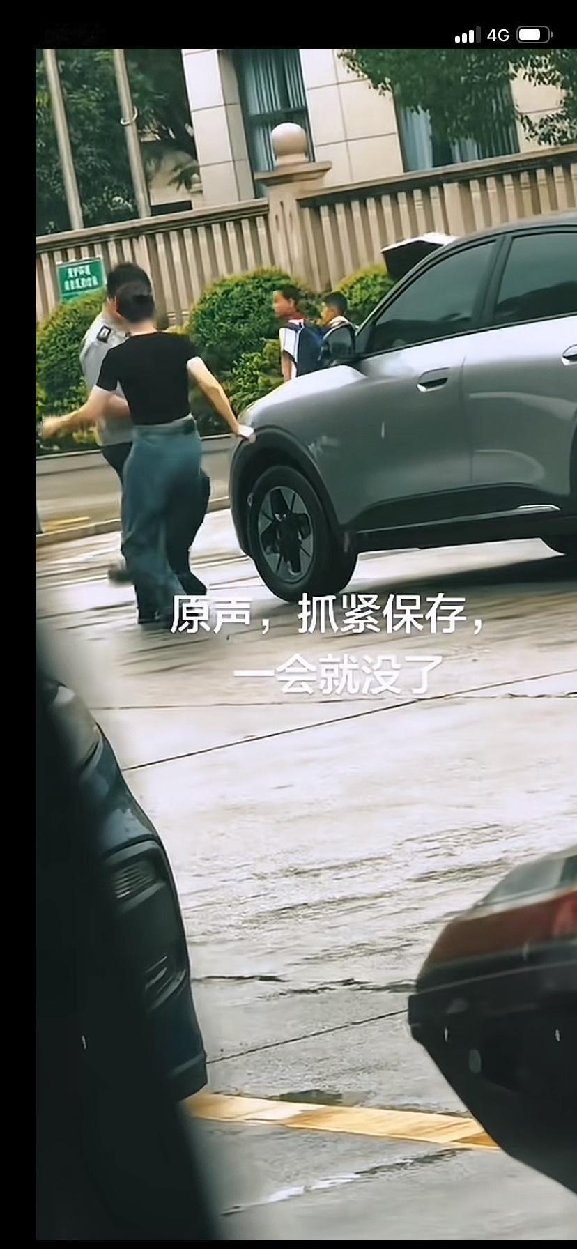 该视频应该很多人都看了吧保安大爷阻拦女子车子前进年轻女子下车骂骂咧咧的直接就