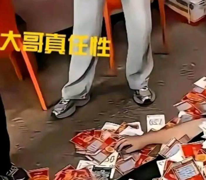 一男子为了验证刮刮乐不是坑，豪砸21万多，把彩票店全包了，当场实测，结果一出，