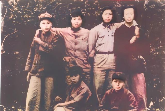 回望1931年，江西瑞金来了摄影师，6个要好的女战士去合影，毛泽东开玩笑：照得好