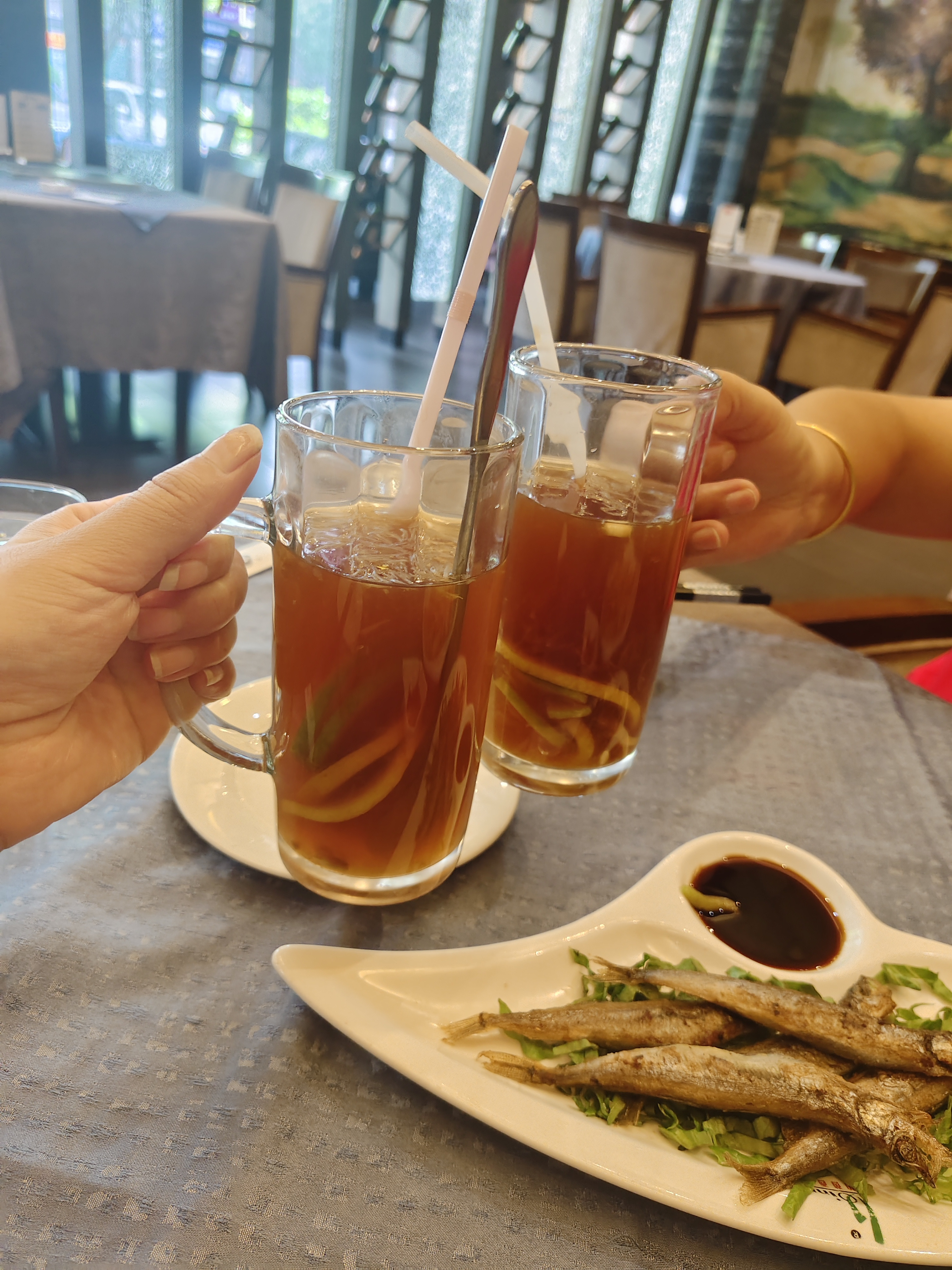 两杯茶，一盘烤鱼，准备开饭！