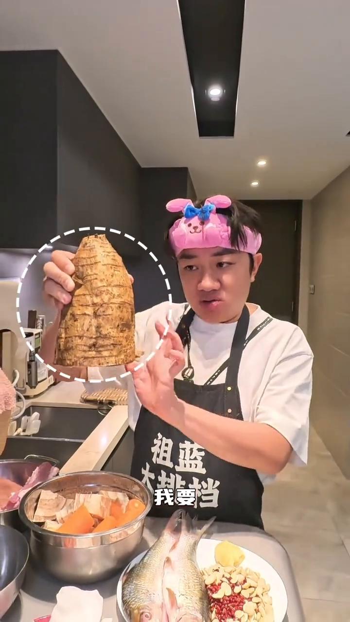 陈赫。我又煲汤啦。欢迎来到祖蓝大排档，广东老火汤系列三：粉葛、蛟鱼、赤小豆汤。