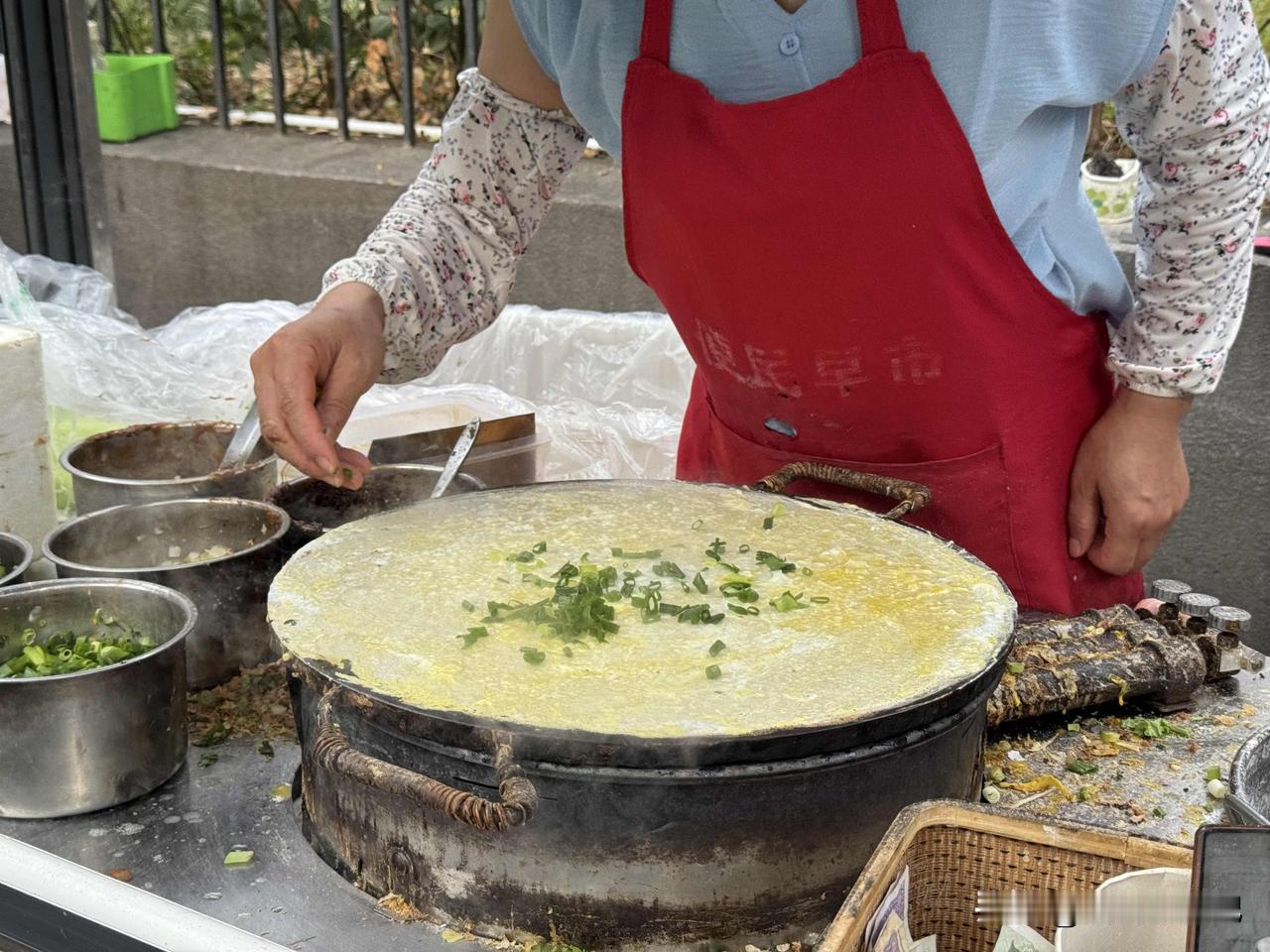 西安人的早餐，从热乎乎，辣呼呼，油呼呼开始，很多人都好奇，早上起来就吃这么油腻的