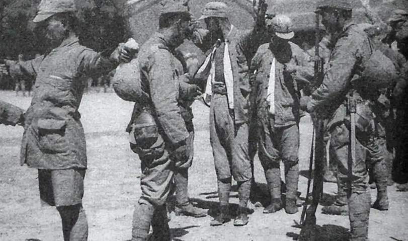 1944年，新四军干部周迪道被俘后，日军还没开始审问，他就急着喊：“我投降，我什