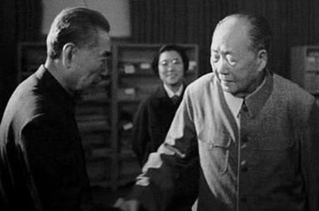 1955年6月，刘亚楼到杭州看望毛主席。毛主席问他到杭州干什么？刘亚楼说准备空军