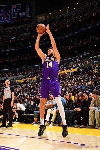 湖人也是挺奇怪的，最近没有伤员，但是马克西-克勒贝尔偏偏能进轮换阵容。而且基本上