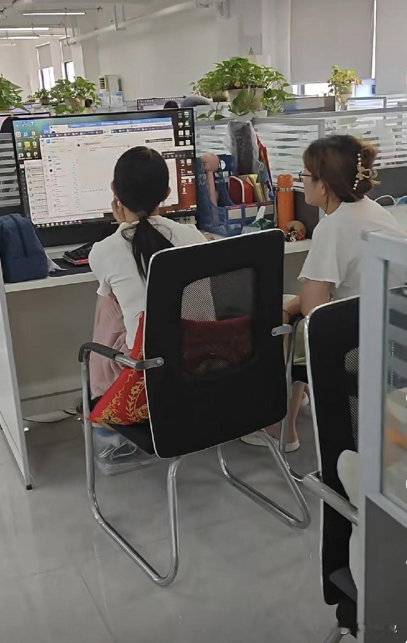 见识了职场扎心版没苦硬吃[捂脸哭]公司一个以“把公司当家过”著称销售陪同公司一A客