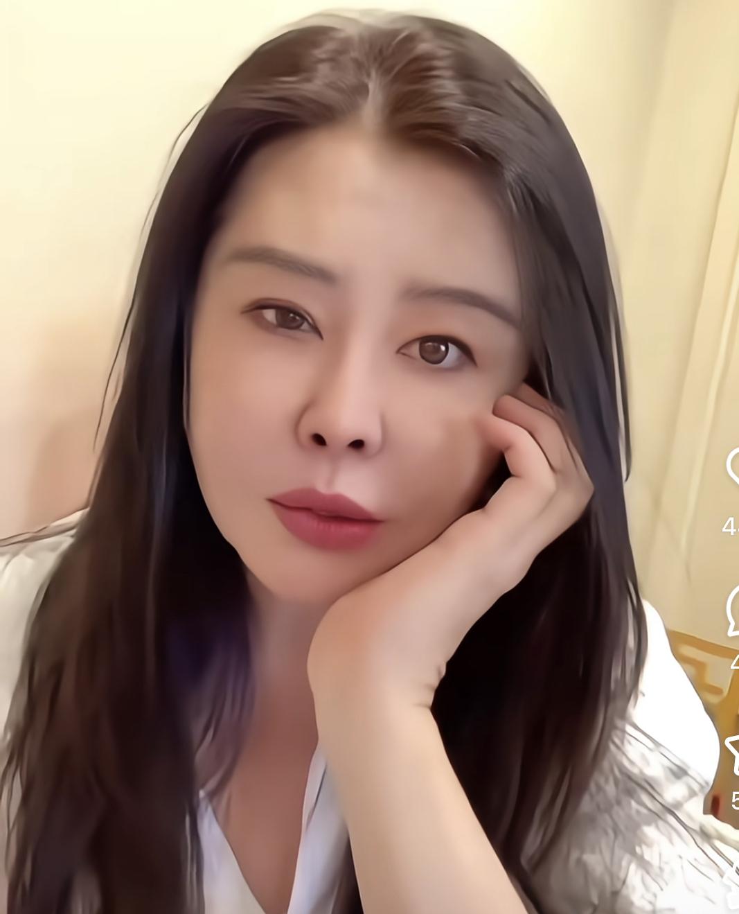 王祖贤越看越不对劲，她明明已经58岁了，身材走样，皮肤松弛，头发花白，这