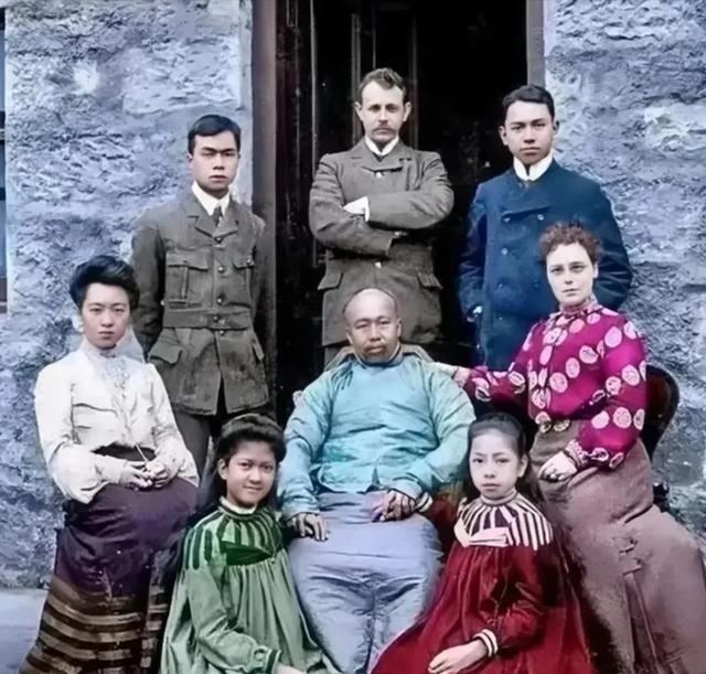 1927年，康有为临终时，抱着年仅22岁、容貌娇艳的六姨太阿翠，低声对她说：“我