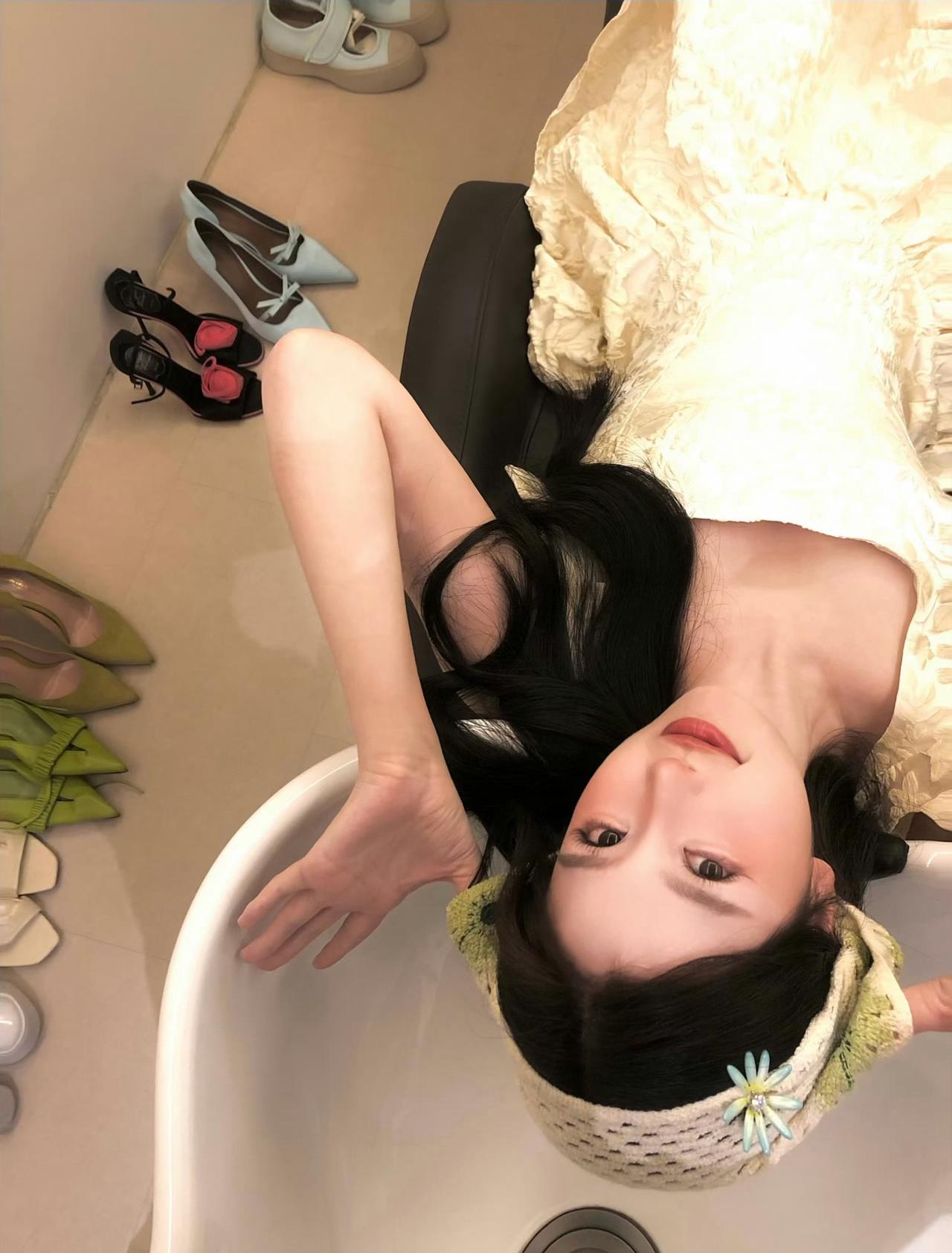 哦莫这个小舒心好美萌呀！！虞书欣​​​