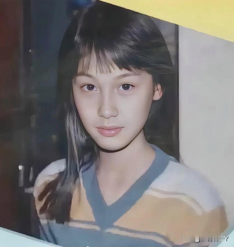 这是朱茵少女时期的一张老照片，拍摄于一九八二年。那时候朱茵十一岁，五官精致清纯甜