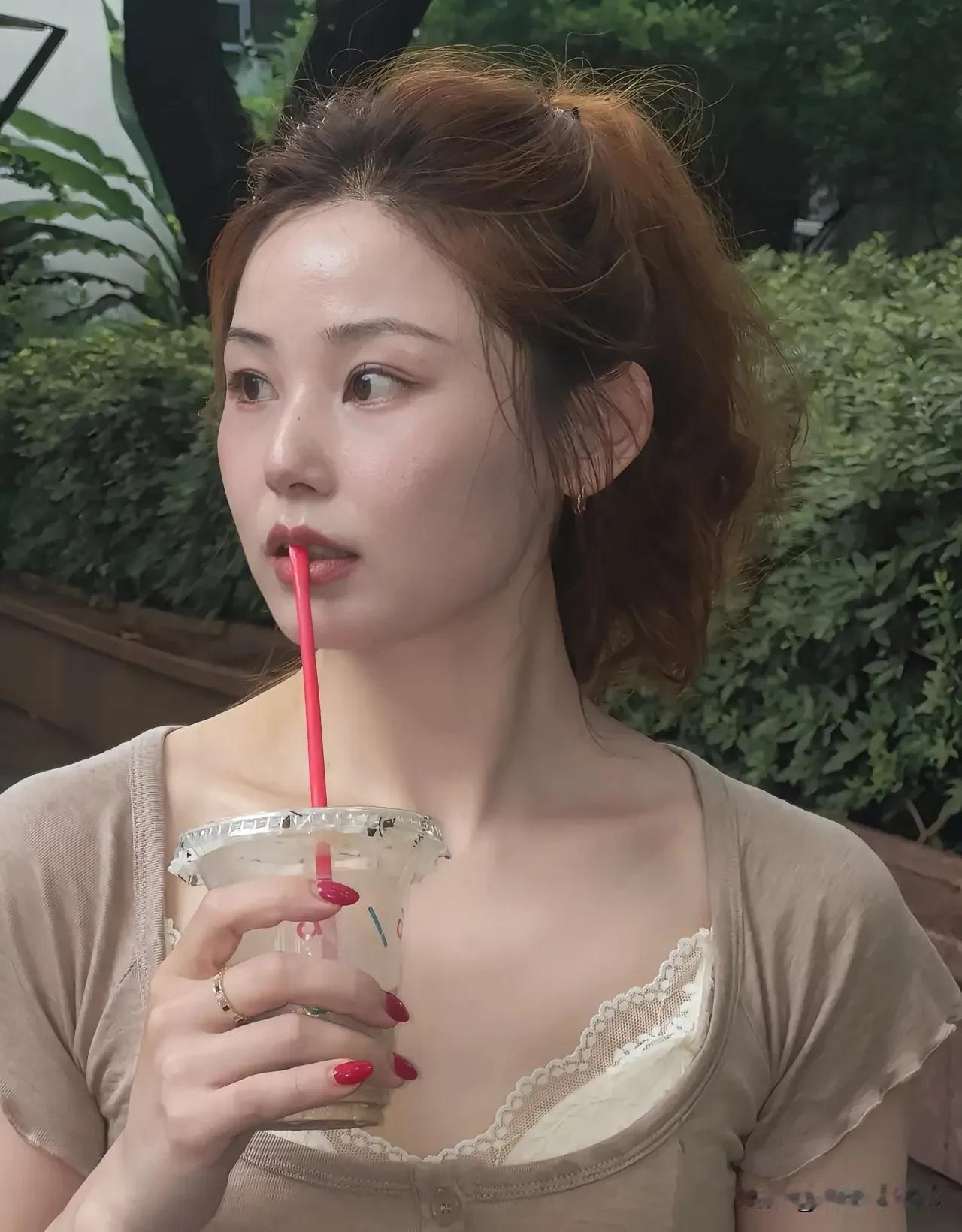成熟的美，是岁月沉淀的优雅不张扬，却自带光芒举手投足间，尽显从容与智