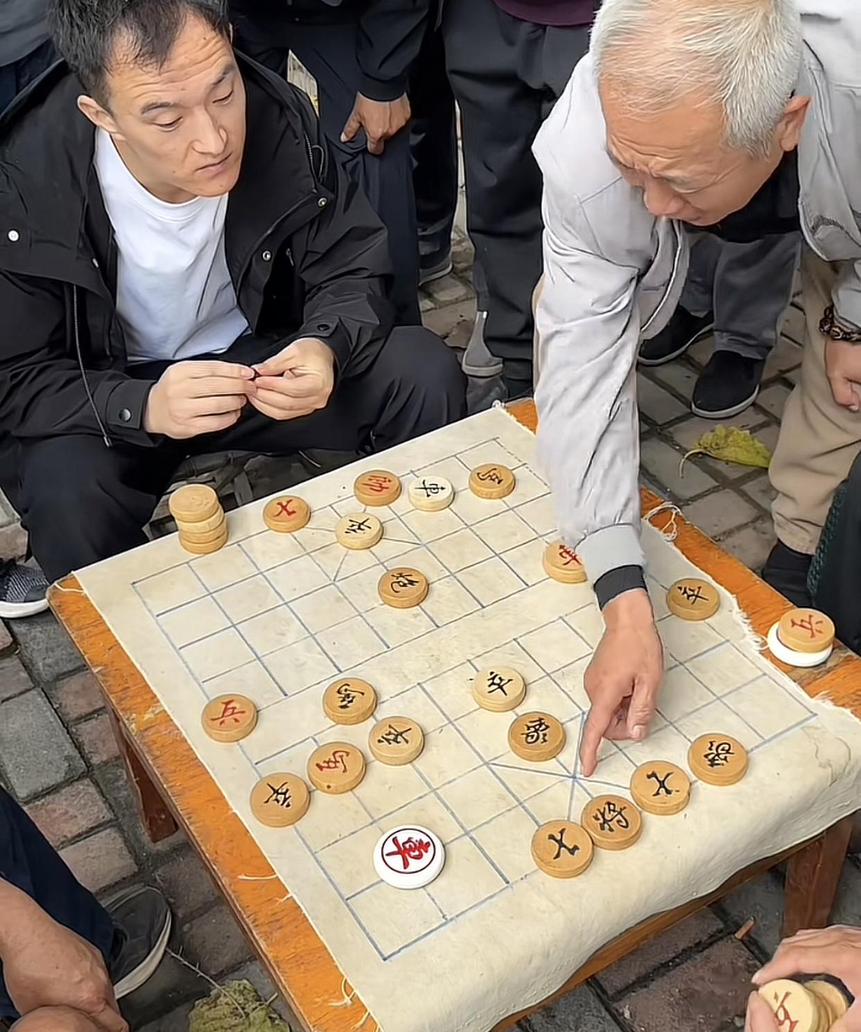 我说呢，这车怎么是白的？原来是救护车啊。事情的起因一博主和一位大爷在下象棋，下的