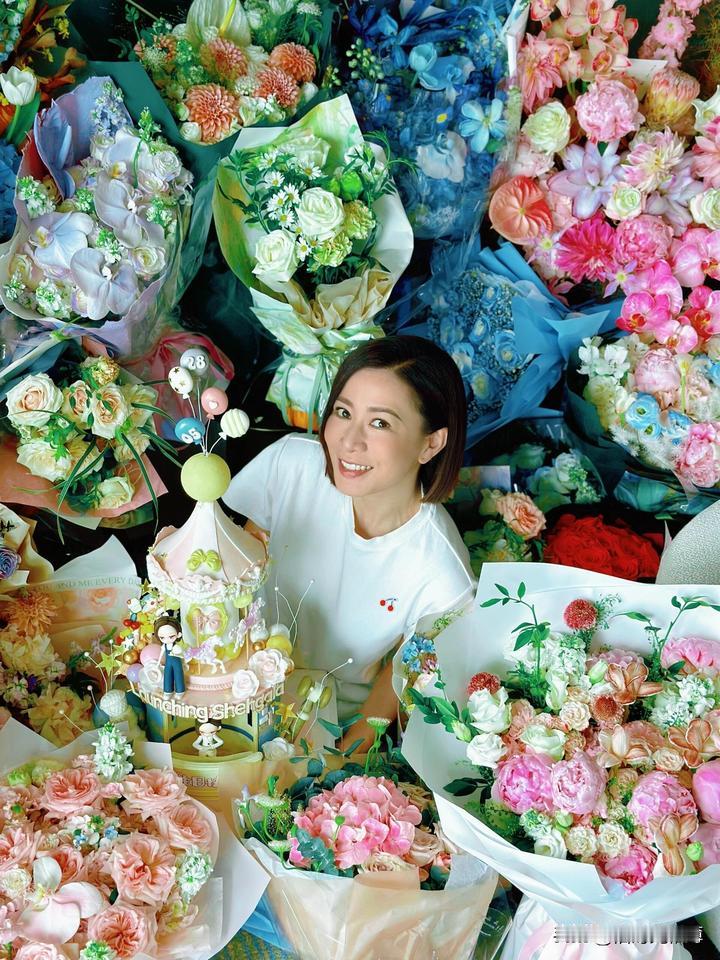50岁佘诗曼生日现场惊现“花海炸弹”，她感动发文：“每一束花都是一个鲜活身影，这